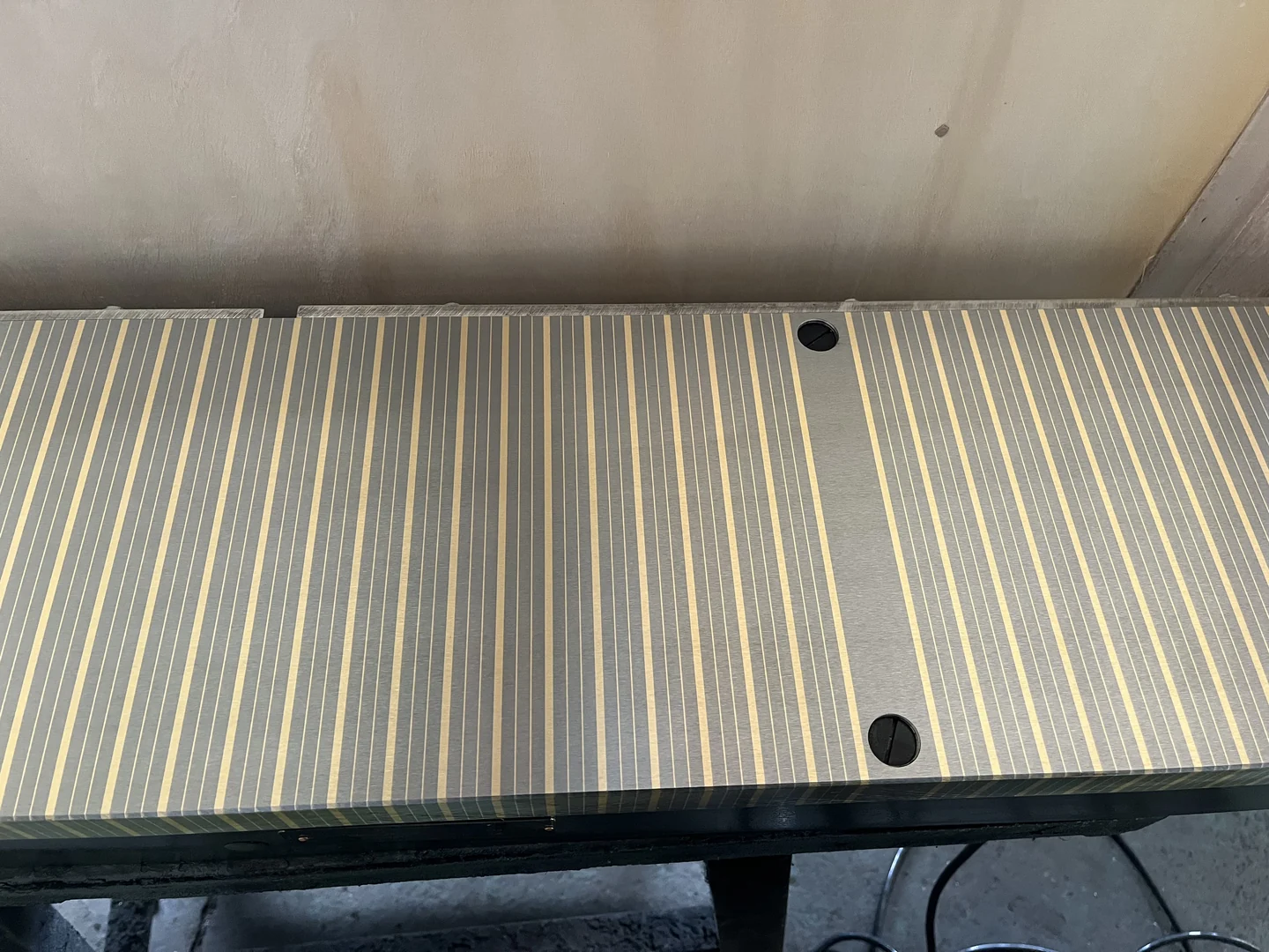 Fine pole magnetic chuck working face and mounting holes