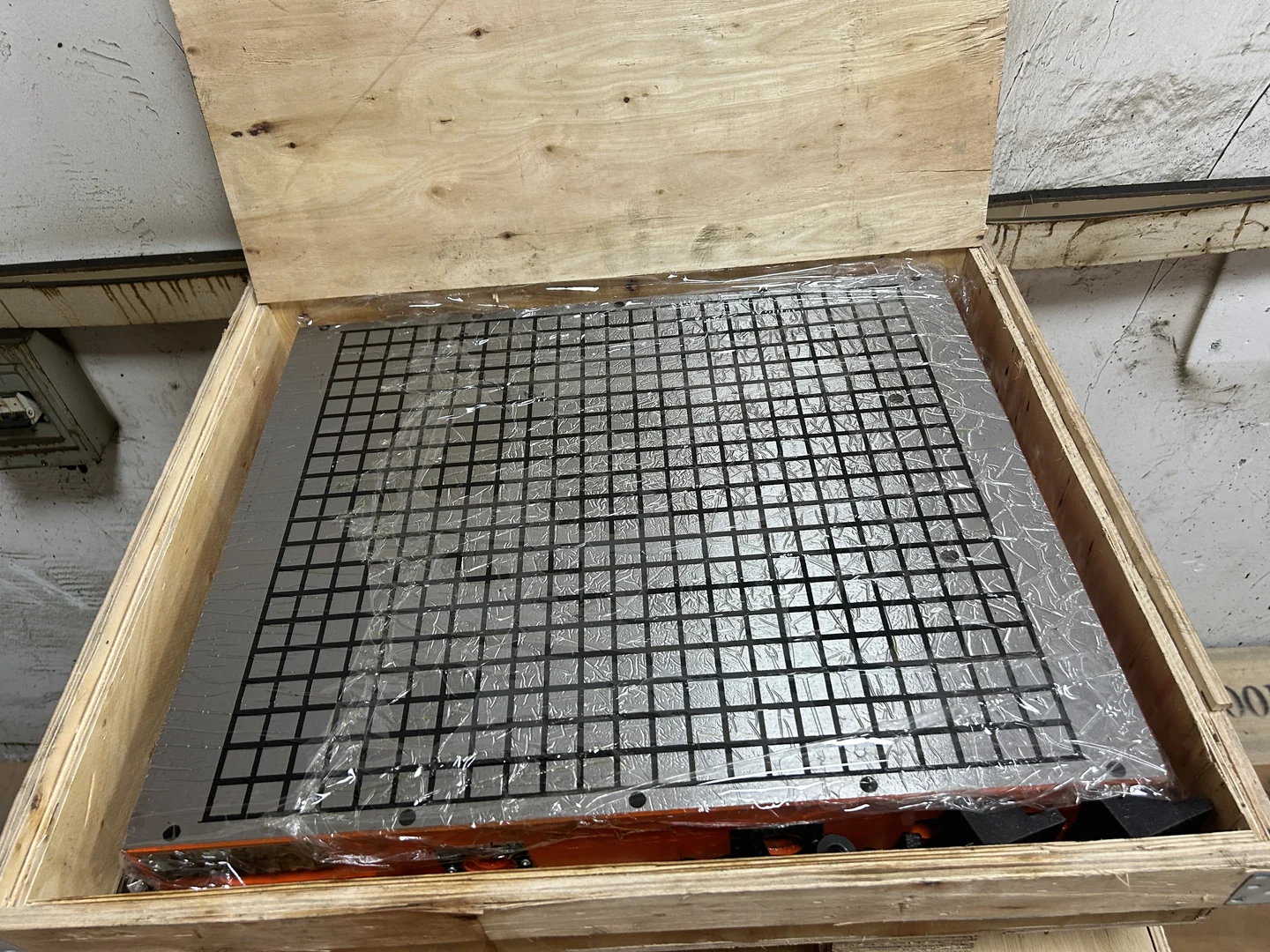 Magnetic chuck protected in a wooden shipping crate